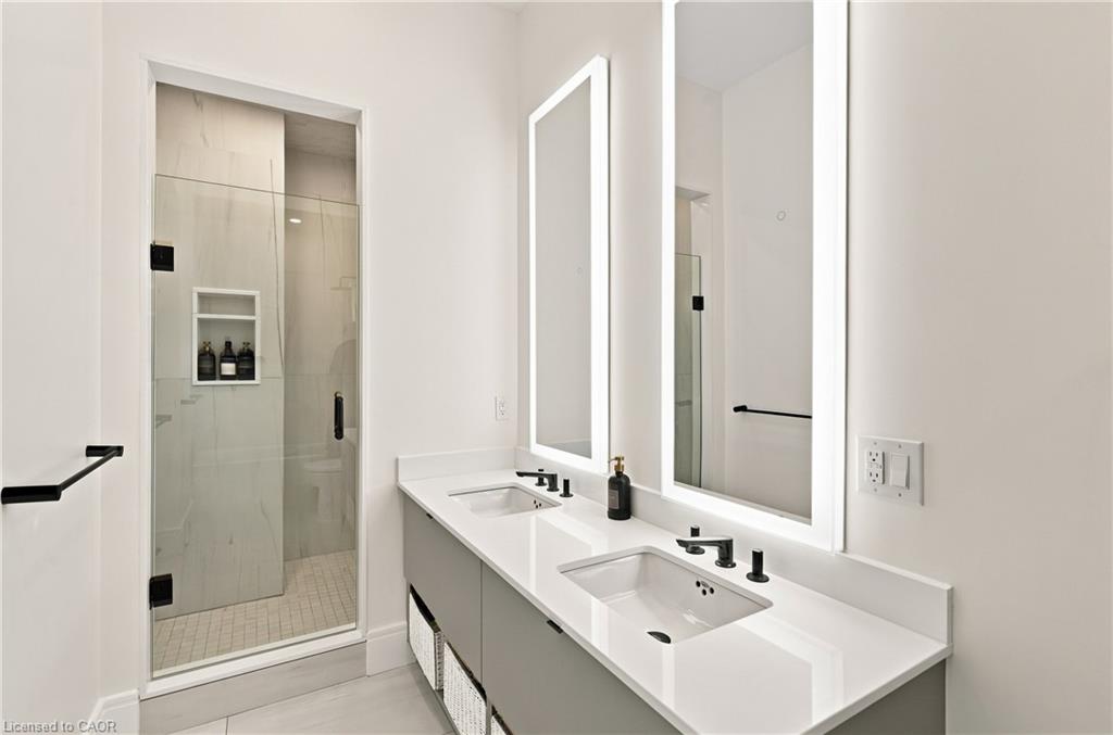 112 King Street E Property Photo 17
