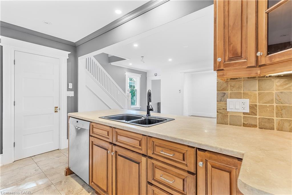17 Gerrard Street Property Photo 10