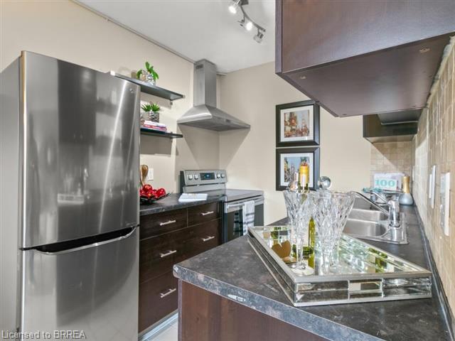 401-200 Charlton Avenue E Property Photo 6