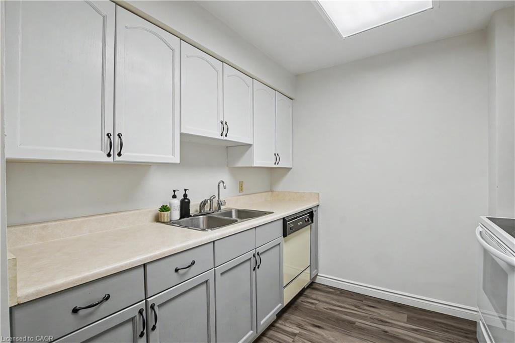 207-20 Ellen Street E Property Photo 4