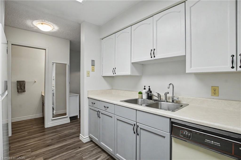 207-20 Ellen Street E Property Photo 5