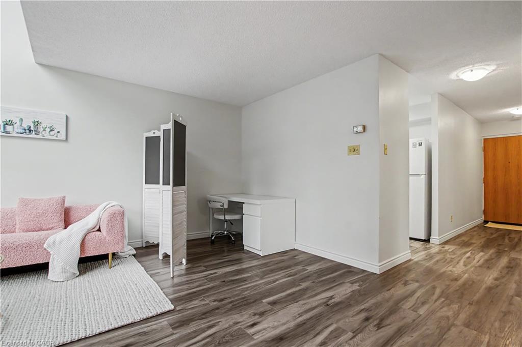 207-20 Ellen Street E Property Photo 7