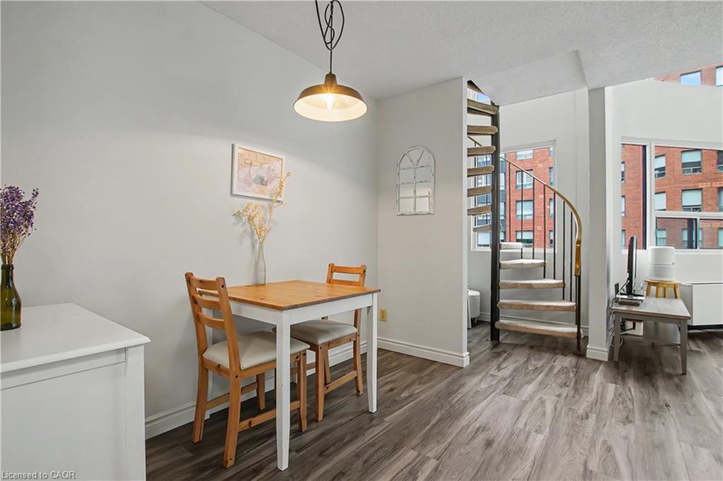 207-20 Ellen Street E Property Photo 8