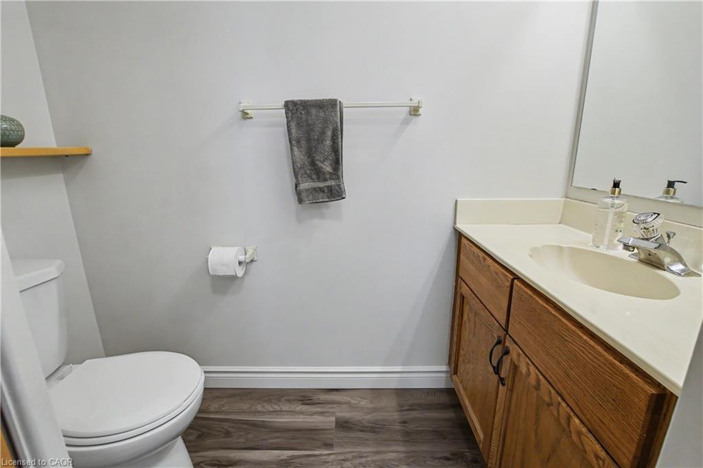 207-20 Ellen Street E Property Photo 9