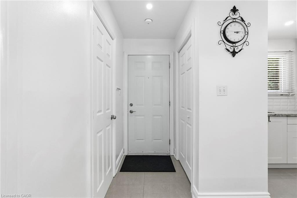 16-1420 Garth Street Property Photo 4