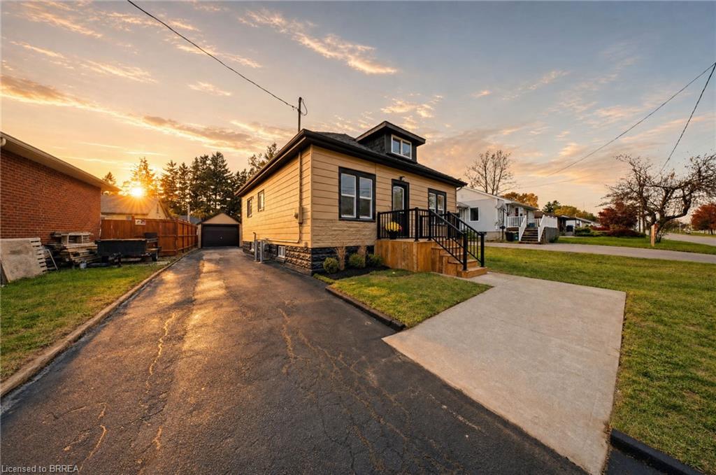 24 Park Road N Property Photo 2