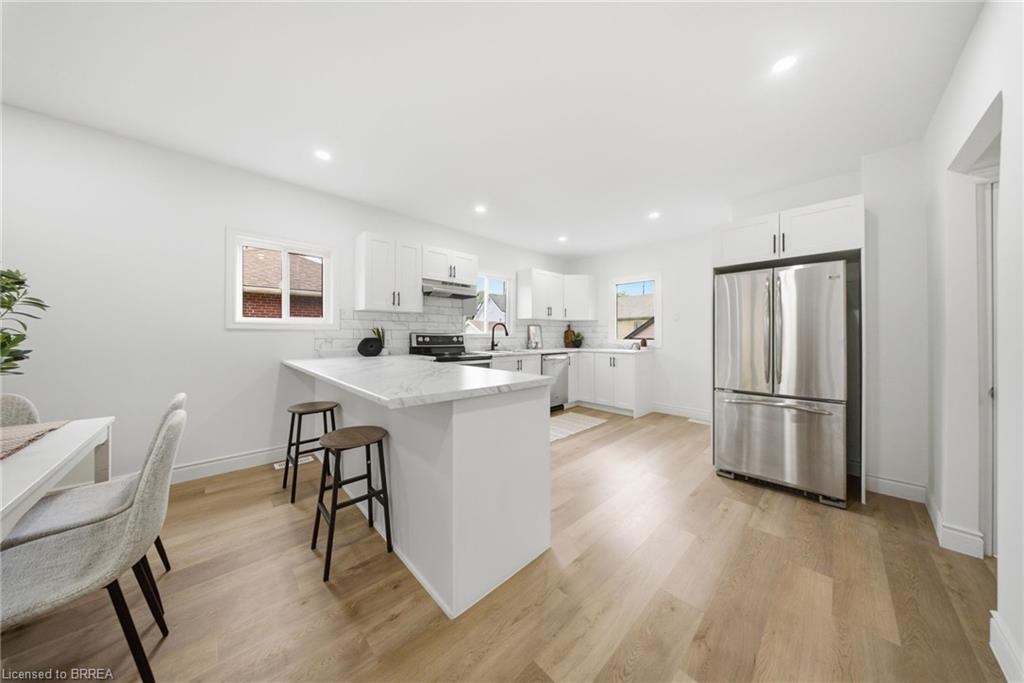 24 Park Road N Property Photo 9