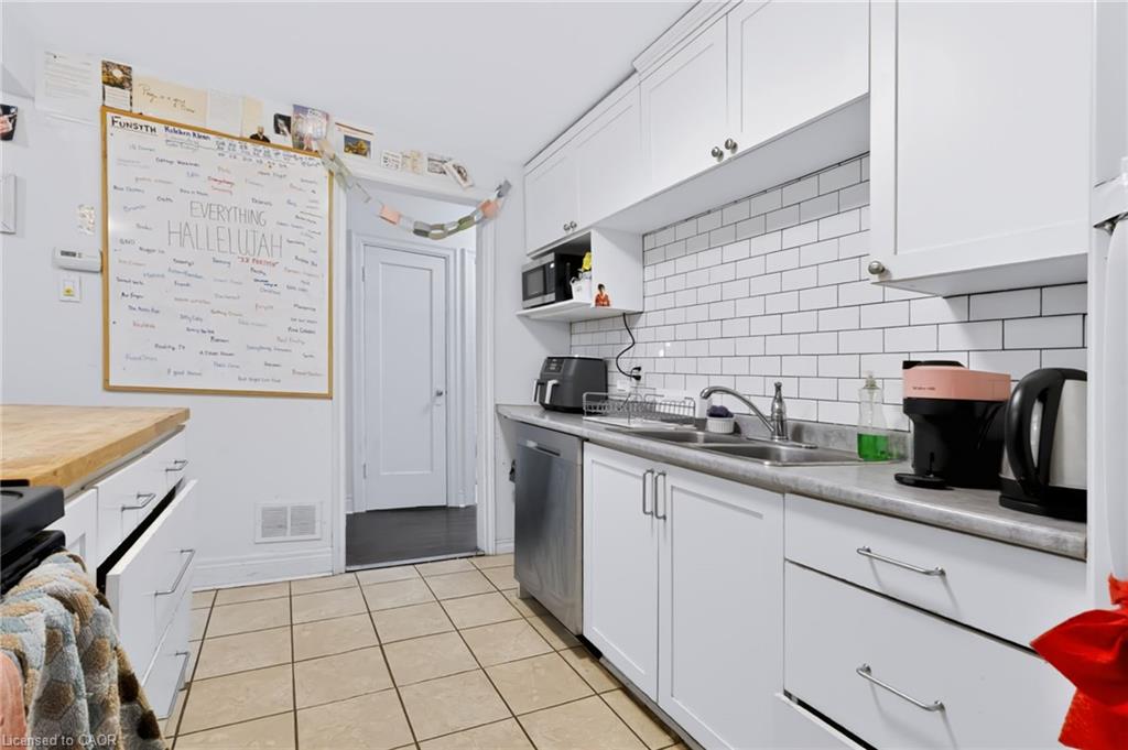 23 Forsyth Avenue S Property Photo 9