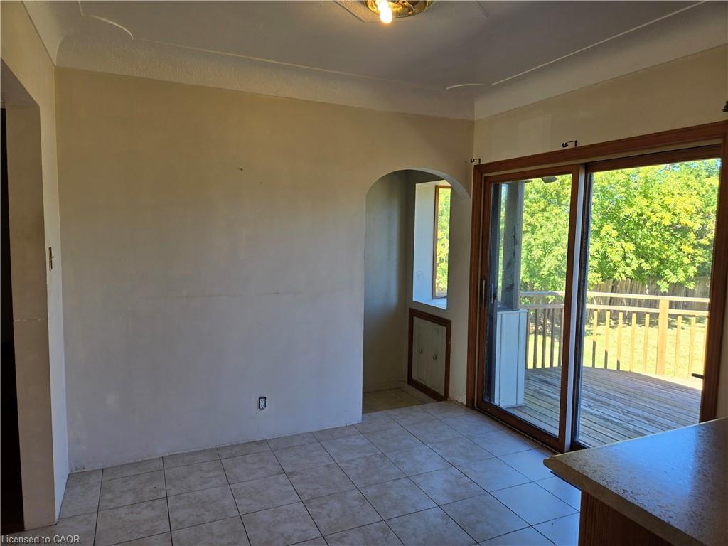 538 Main Street W Property Photo 8