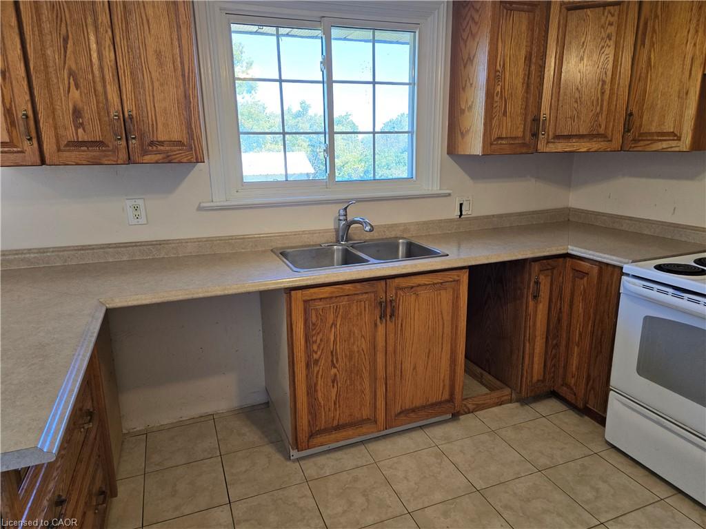 538 Main Street W Property Photo 9