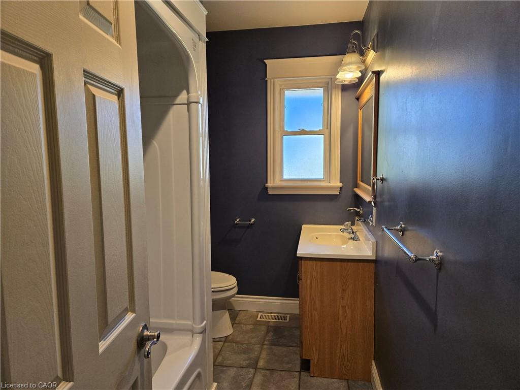 538 Main Street W Property Photo 14
