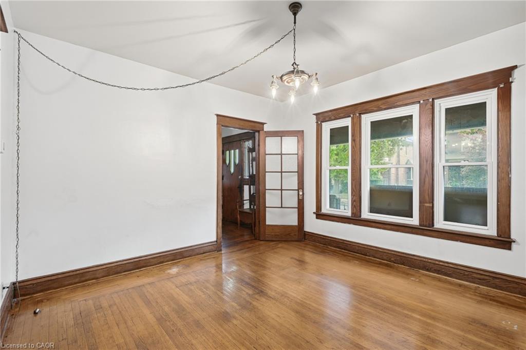 58 Connaught Avenue S Property Photo 8