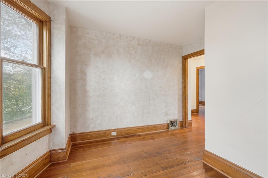 58 Connaught Avenue S Property Photo 30