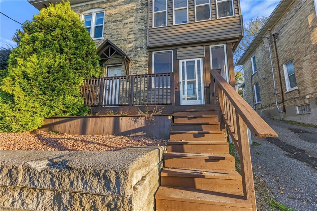 100 Queen Street W Property Photo 2