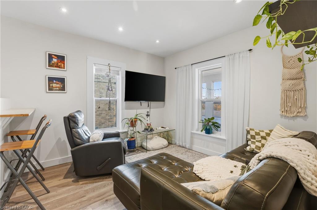 100 Queen Street W Property Photo 7