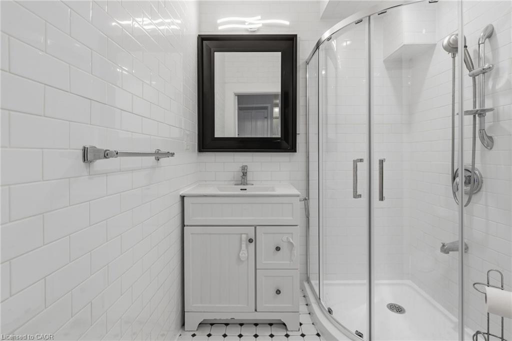 100 Queen Street W Property Photo 18