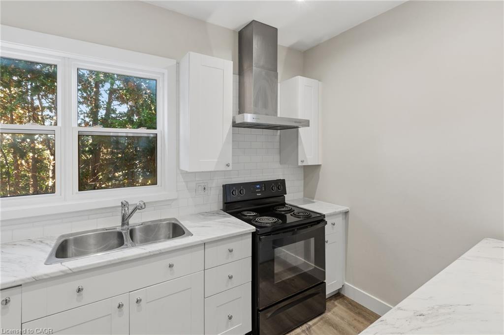 100 Queen Street W Property Photo 21