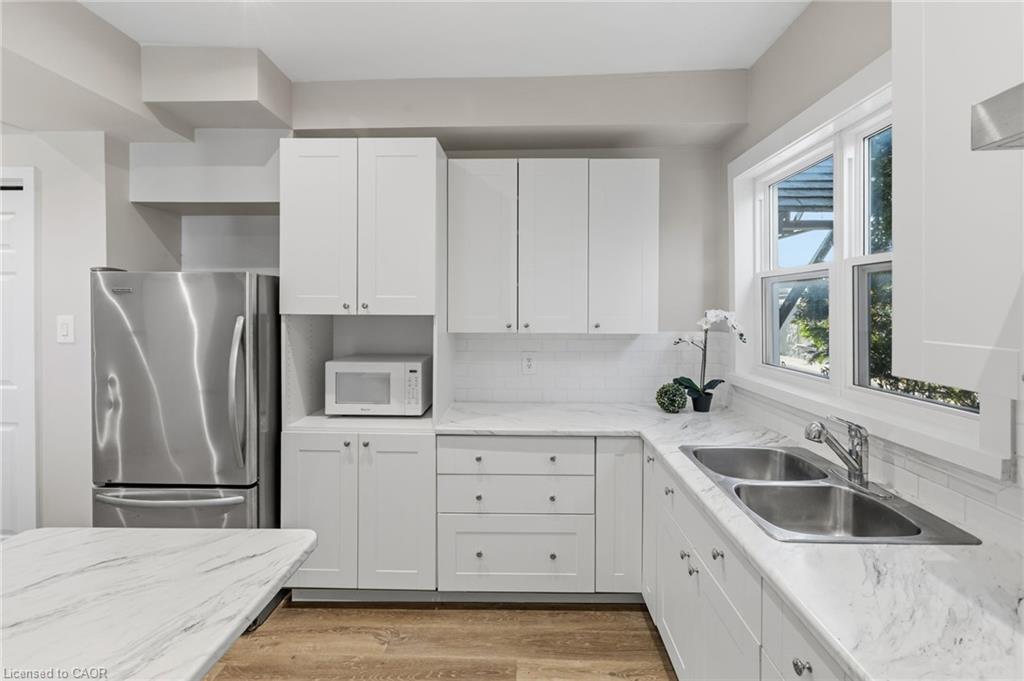 100 Queen Street W Property Photo 22