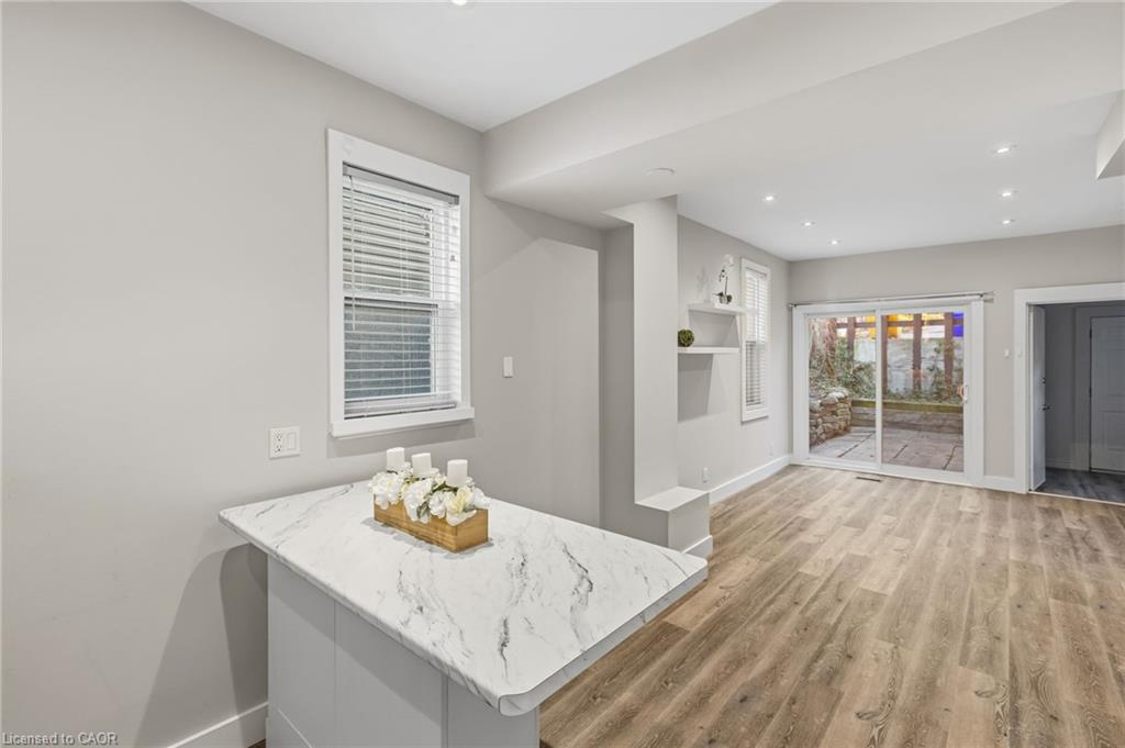100 Queen Street W Property Photo 24