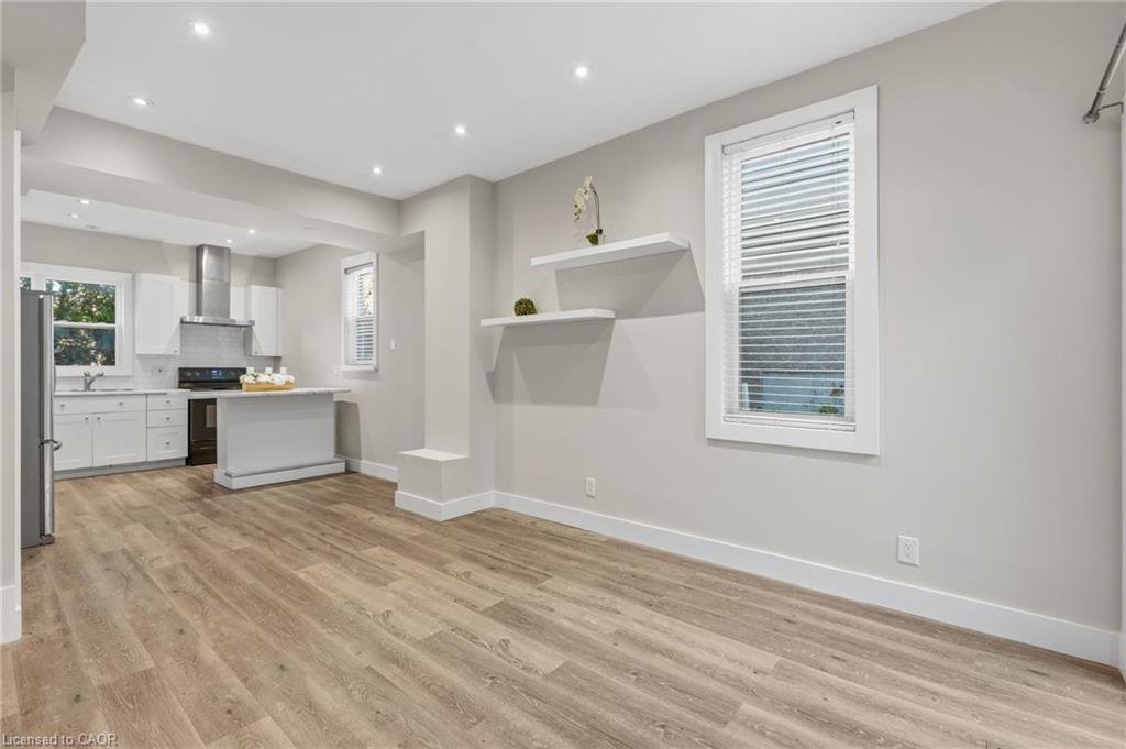 100 Queen Street W Property Photo 25