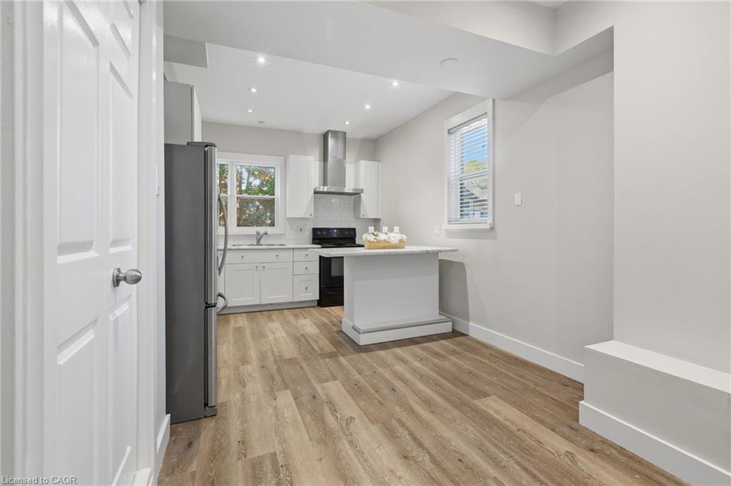 100 Queen Street W Property Photo 27