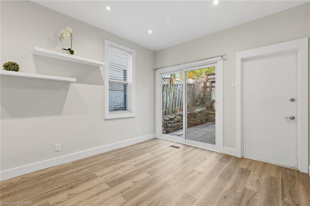 100 Queen Street W Property Photo 28