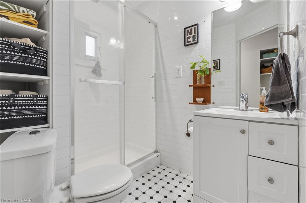 100 Queen Street W Property Photo 40