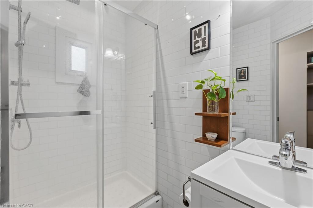 100 Queen Street W Property Photo 41