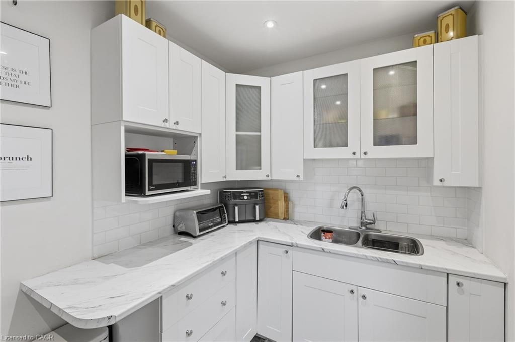 100 Queen Street W Property Photo 43