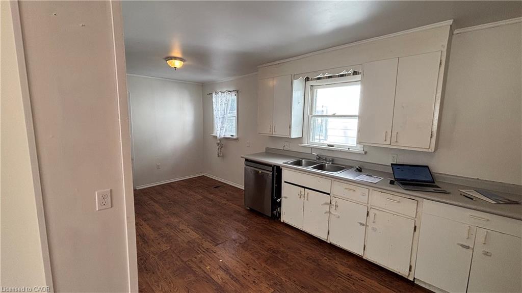 152 Kent Street N Property Photo 5