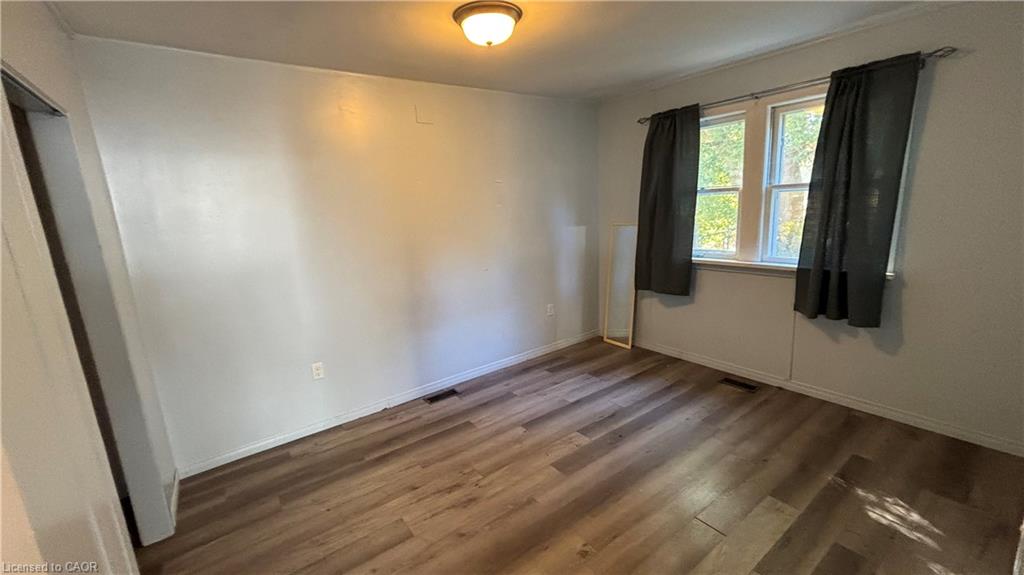 152 Kent Street N Property Photo 7