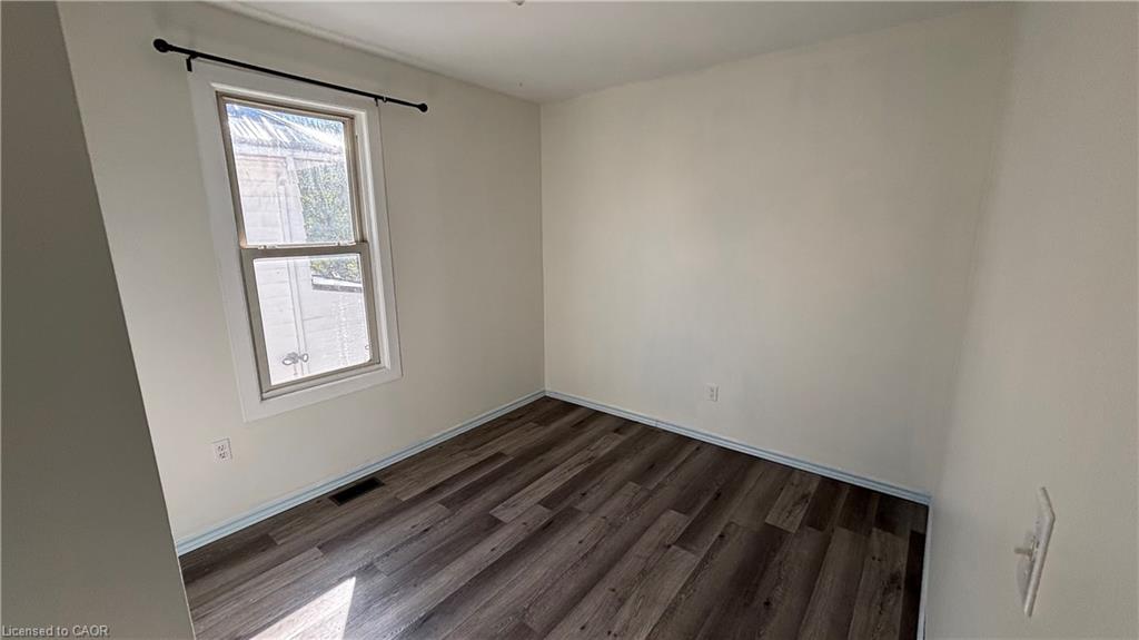 152 Kent Street N Property Photo 15