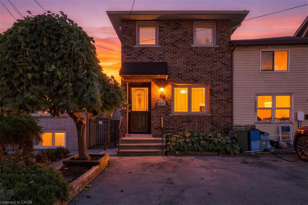 53 Picton Street W Property Photo 3