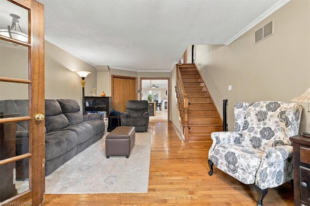 53 Picton Street W Property Photo 9