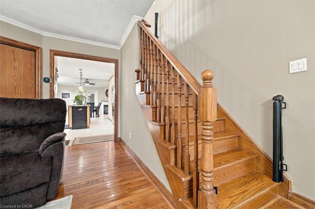 53 Picton Street W Property Photo 11