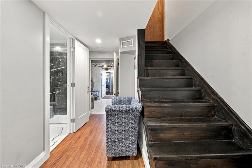 53 Picton Street W Property Photo 31