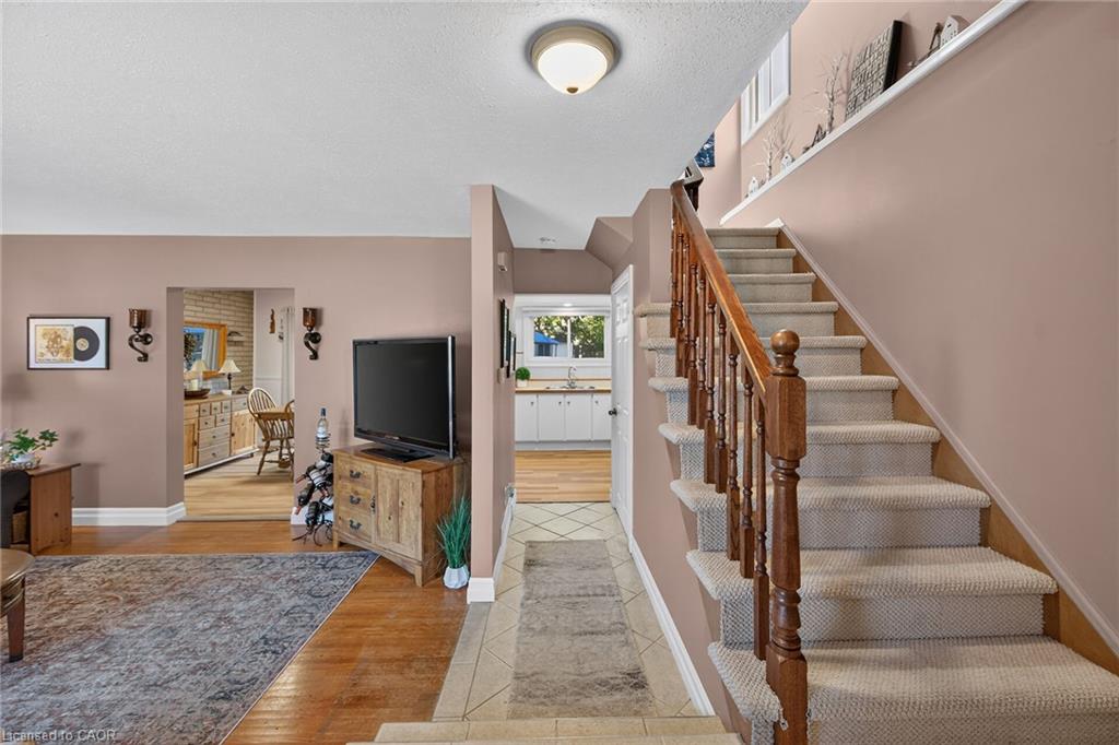 995 Upper Wellington Street Property Photo 3