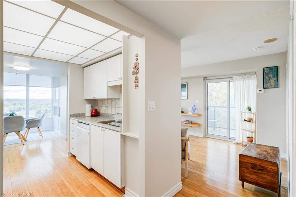 909-237 King Street W Property Photo 8