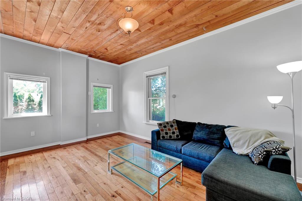 318 Simcoe Street Property Photo 4