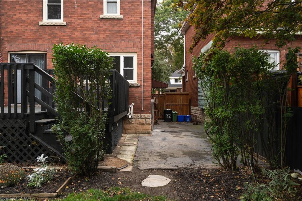 82 Province Street S Property Photo 37