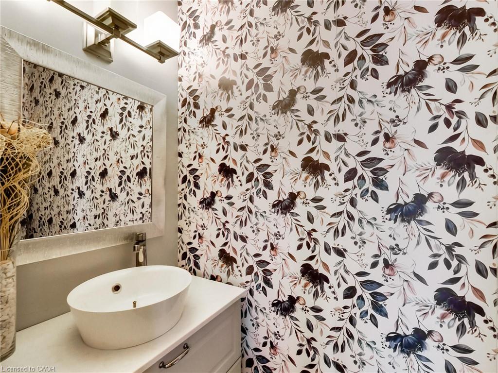 2384 Headon Road Property Photo 11
