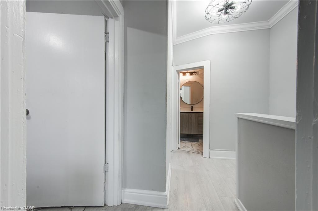 218 Catharine Street N Property Photo 18