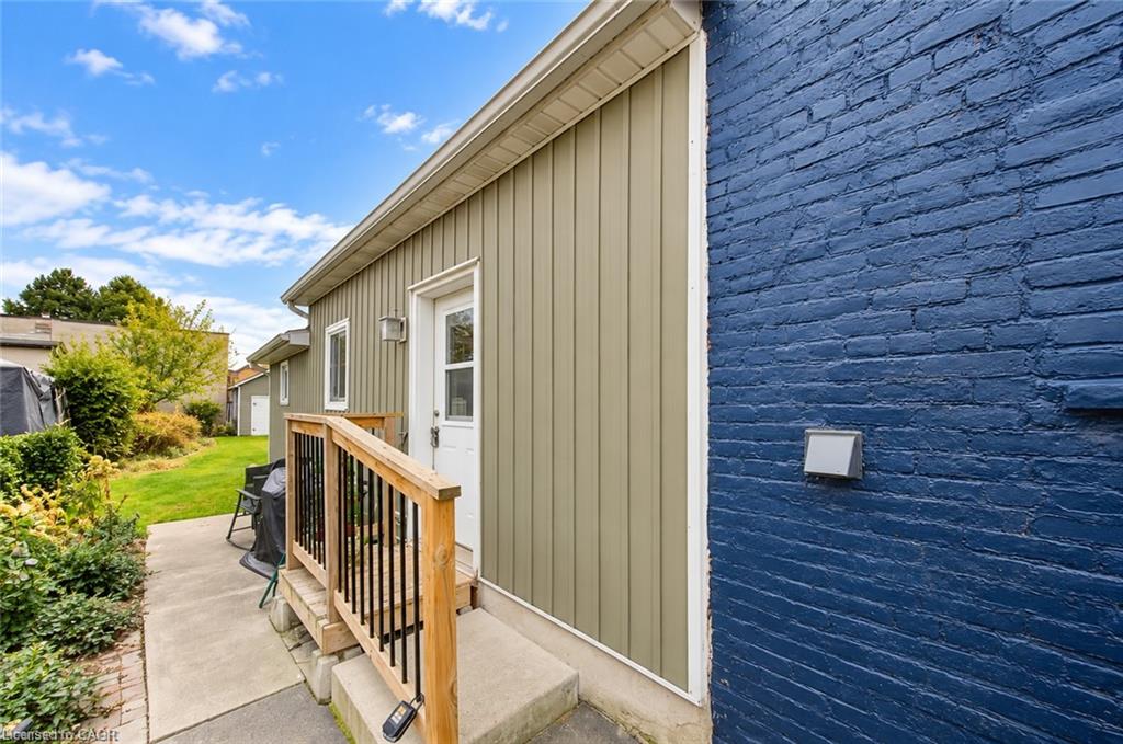 218 Catharine Street N Property Photo 23