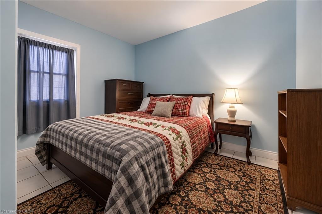 218 Catharine Street N Property Photo 32