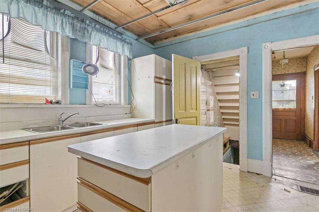 427 Duke Street W Property Photo 7