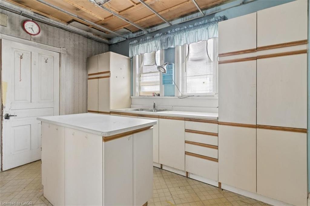 427 Duke Street W Property Photo 8