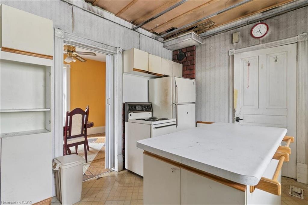 427 Duke Street W Property Photo 9