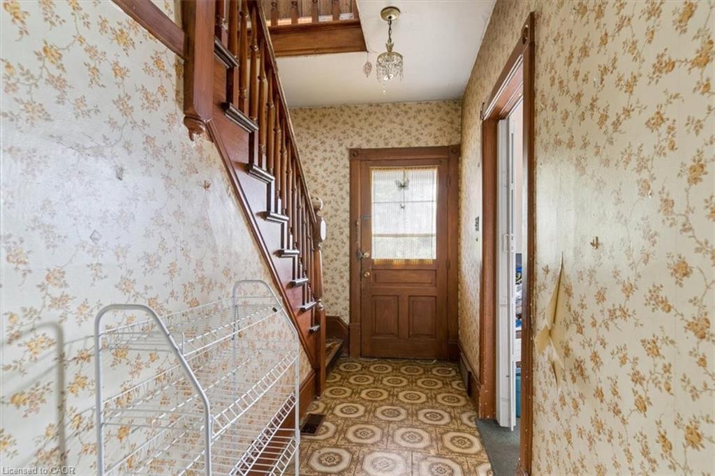 427 Duke Street W Property Photo 10