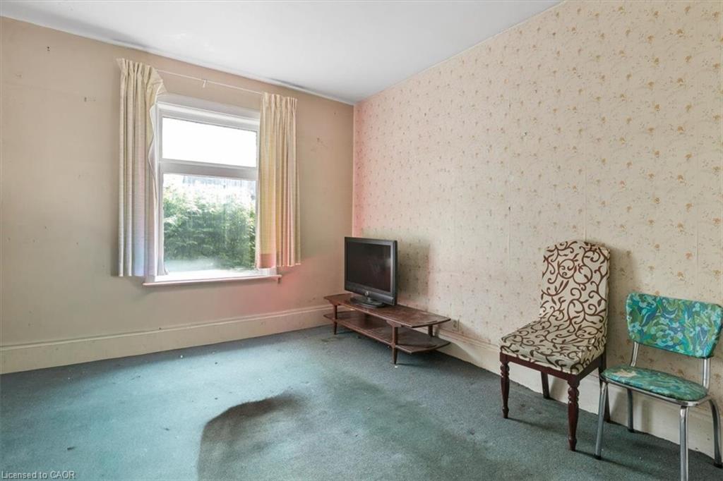 427 Duke Street W Property Photo 12
