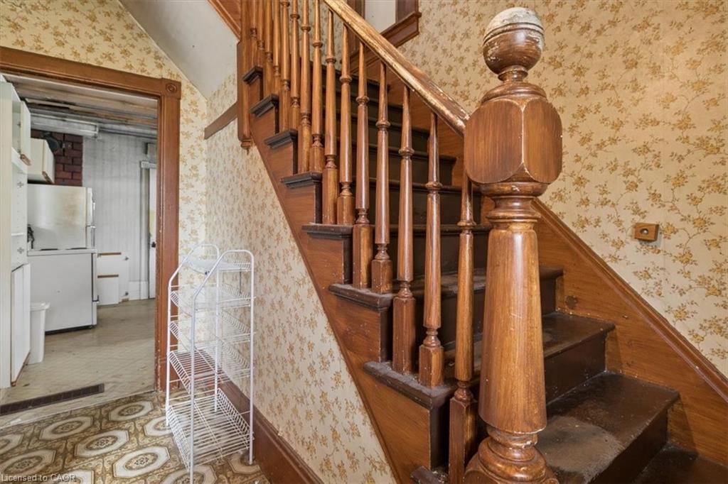 427 Duke Street W Property Photo 15